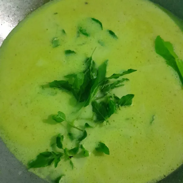 Tambahkan santan dan daun ruku-ruku.