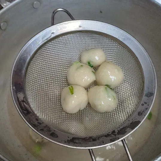 Bulatkan. Lalu rebus hingga mengambang.
