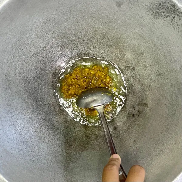 Siapkan wajan, panaskan minyak lalu tumis bumbu halus.
