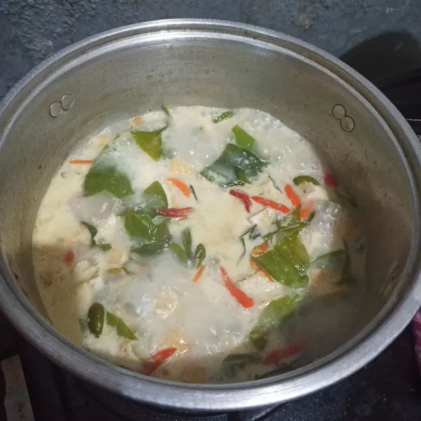 Tunggu mendidih lagi. Dan semua matang. Matikan kompor.