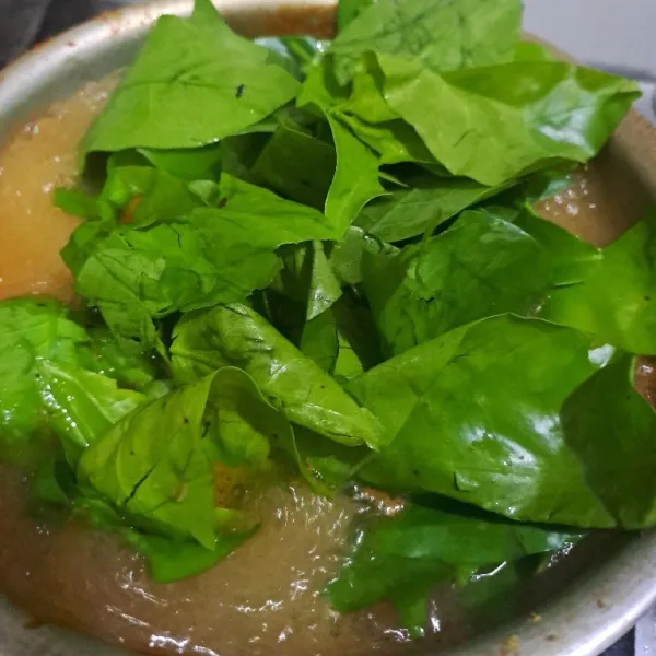 Masukkan daun melinjo aduk rata, mendidih langsung matikan kompor sajikan.