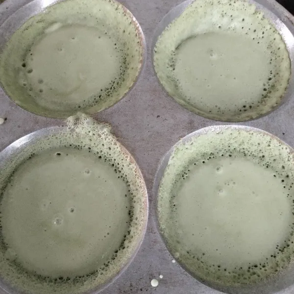 Ambil 1 sendok sayur, tuang ke dalam cetakan yang sudah panas, tekan bagian tengahnya sampai terbentuk renda, lalu tutup.
