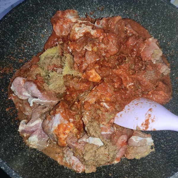 Masukkan daging, aduk sebentar sampai semua bahan tercampur.