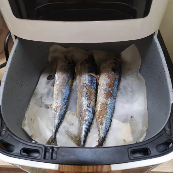 Masukkan ikan tongkol ke dalam air fryer selama 20 menit di suhu 180°C.