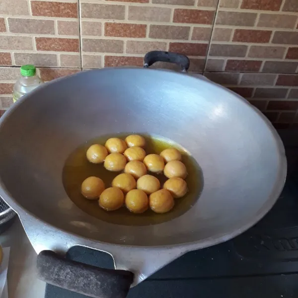 Goreng dalam minyak panas, api kecil sambil diaduk-aduk hingga matang kecoklatan. Angkat dan tiriskan.