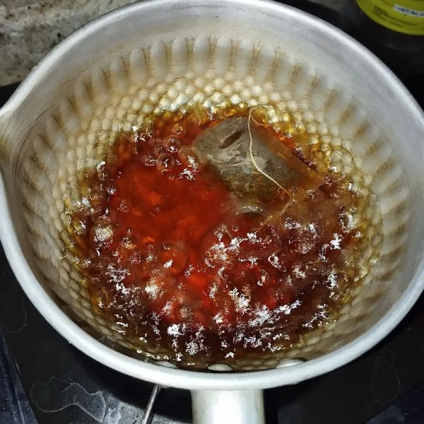 Masak teh dan air hingga mendidih.