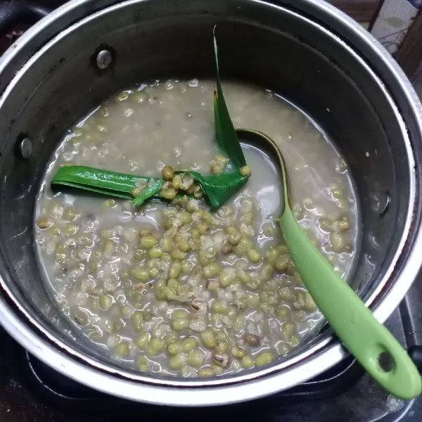 Didihkan air dan masukkan kacang hijau. Rebus selama 5 menit, tutup panci. Kemudian matikan kompor, diamkan selama 30 menit. Kemudian rebus kembali selama 7 menit.