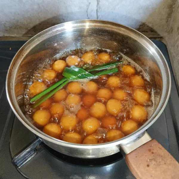 Masukkan bola-bola ubi dan masak sampai mengapung