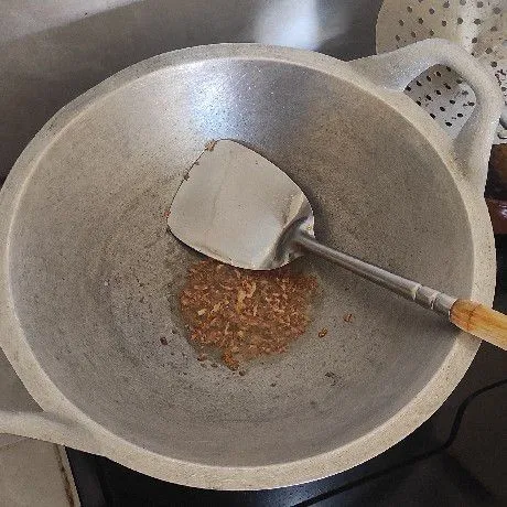 Tumis bumbu halus sampai harum.