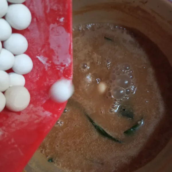 Masukkan santan dan bola-bola. Aduk terus masak hingga mengental.