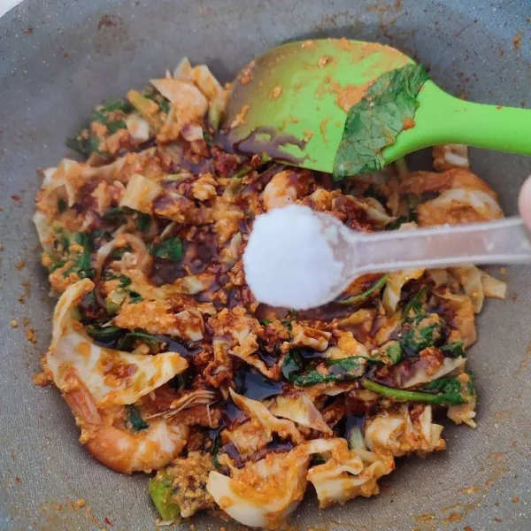 Bumbui dengan garam, gula, merica bubuk, kaldu jamur, dan kecap manis. Aduk rata.