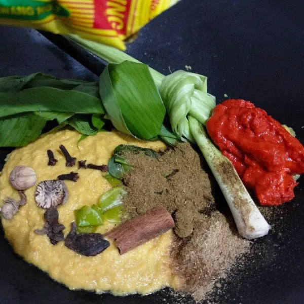 Masukan semua bumbu kedalam wajan kecuali santan.