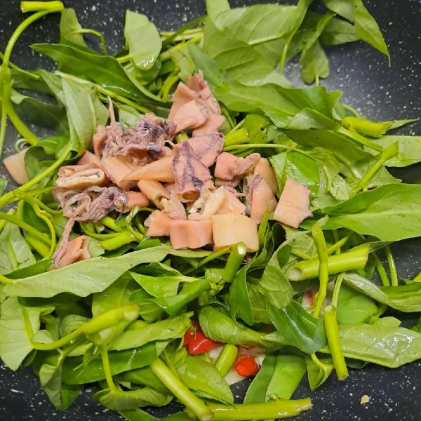 Masukkan kangkung dan cumi asin. Aduk sampai rata.