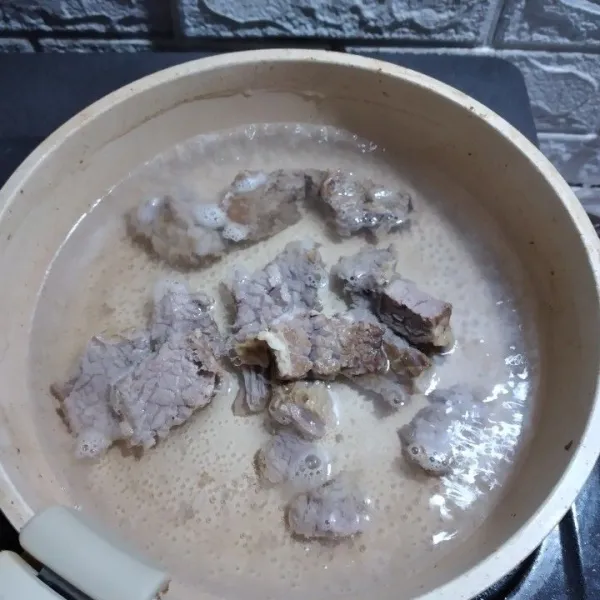 Didihkan air, rebus daging dalam panci tertutup selama 5 menit. Diamkan 30 menit lalu rebus kembali selama 7 menit