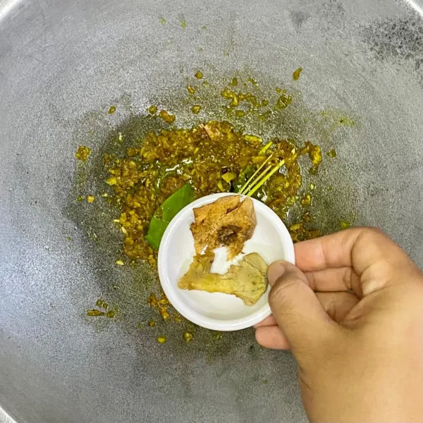 Tambahkan lengkuas dan jahe, lalu aduk-aduk hingga bumbu harum.