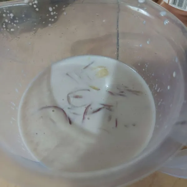 Campur santan dengan bawang dan garam.