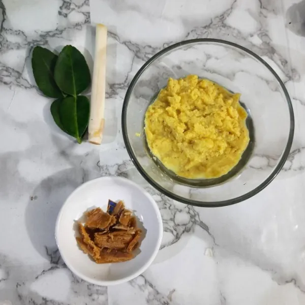 Siapkan bumbu halus yang sudah di blender. Geprek serai. Siapkan juga daun jeruk dan gula merah iris.