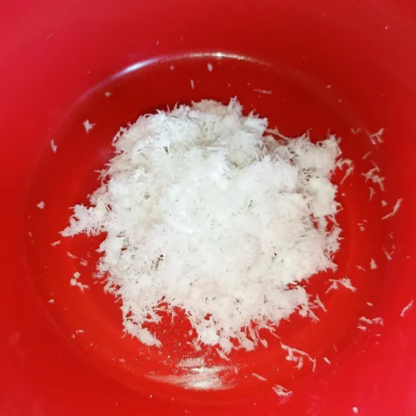 Kukus kelapa parut sekitar 10 menit, lalu tambahkan garam dan aduk rata