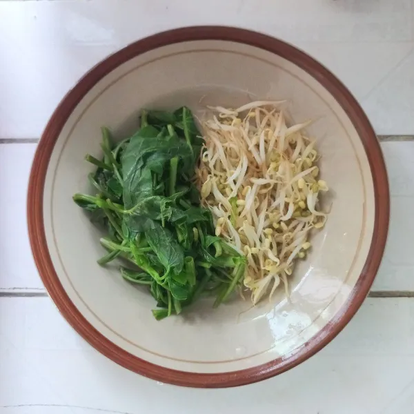 Rebus sayur hingga setengah matang. Angkat dan tiriskan.