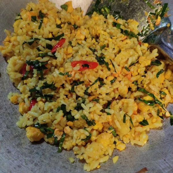 Aduk cukup lama hingga daun mengkudu layu, cek rasa dan siap disajikan.