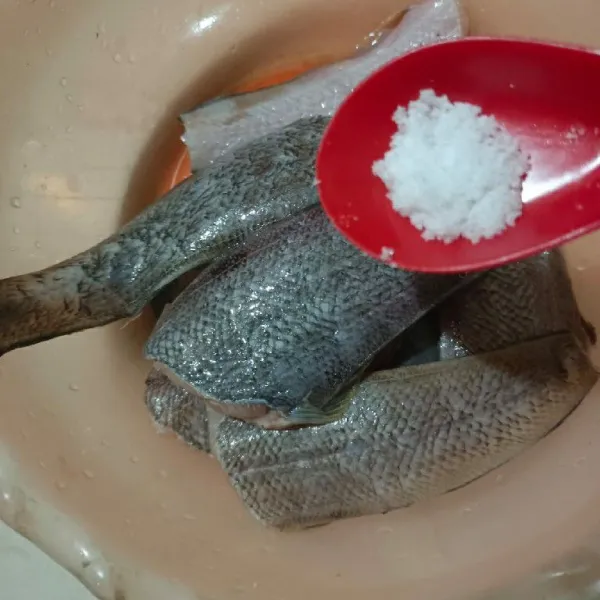 Beri garam pada ikan lalu diamkan selama 15 menit.