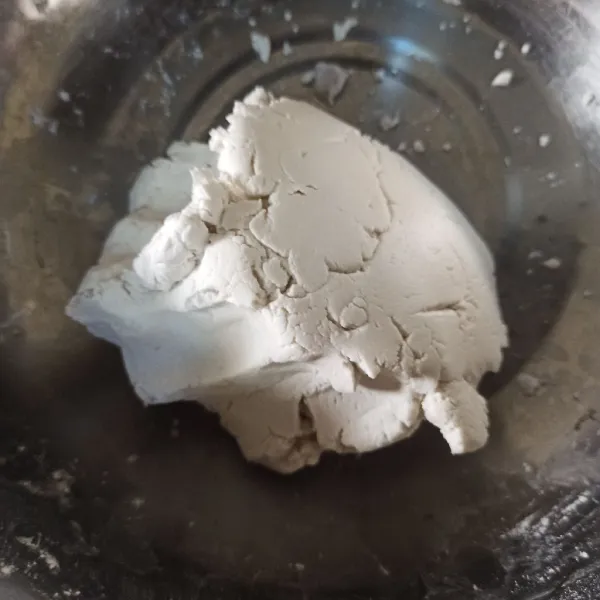 Campur garam, tepung ketan, dan tepung beras. Beri air kapur sirih aduk, beri air hangat sedikit demi sedikit hingga adonan bisa dipulung.