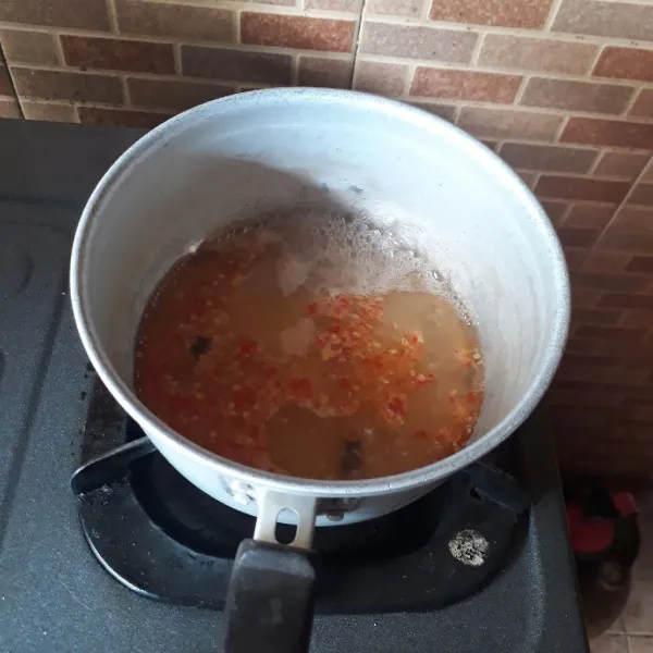 Campurkan cabai, gula pasir, garam, asam jawa dan air. Masak hingga mendidih dan gula larut. Sisihkan hingga dingin.