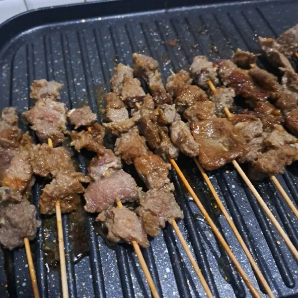 Panaskan teflon dan olesi mentega, lalu panggang daging dengan api kecil agar matang hingga ke dalam.