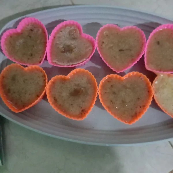 Siapkan cetakan lalu tuang adonan puding ke dalam cetakan, tunggu sampai set.