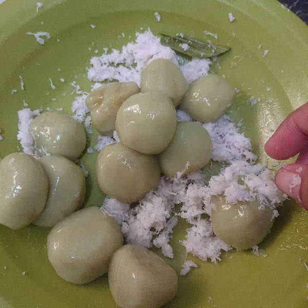 Gulingkan ke dalam kelapa parut dan sajikan