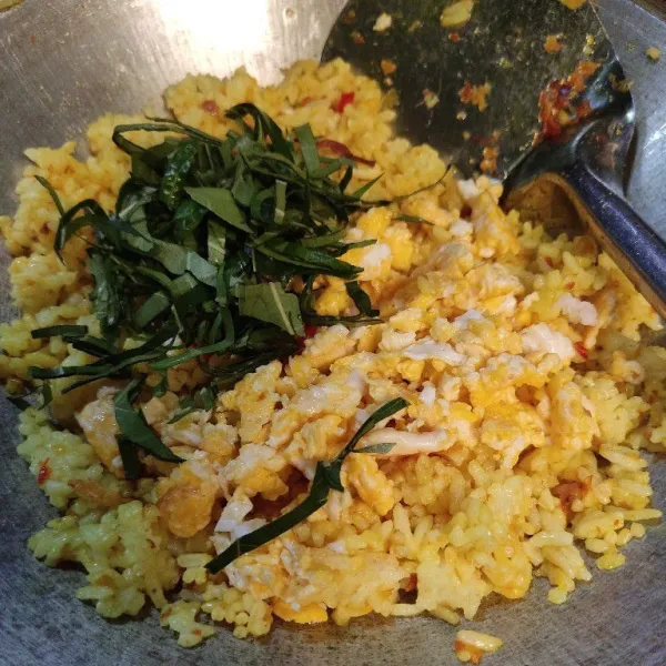 Terakhir masukkan daun mengkudu dan telur orak-arik, aduk rata.