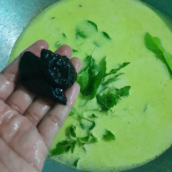 Tambahkan asam kandis, garam, dan kaldu bubuk.