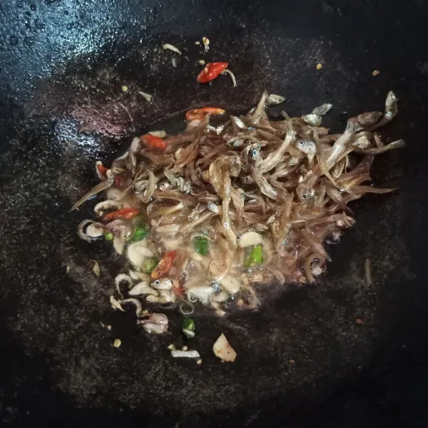 Tambahkan teri yang sudah digoreng tadi.