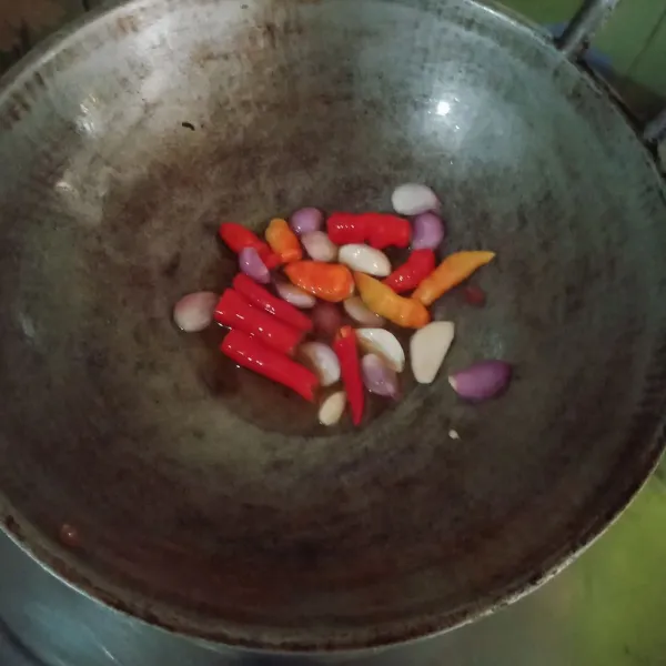 Goreng bahan sambal hingga matang, angkat.
