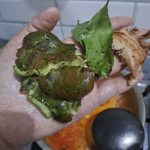 Daun salam, lengkuas, dan buah asam, aduk rata masak hingga bumbu matang dan sayuran empuk.