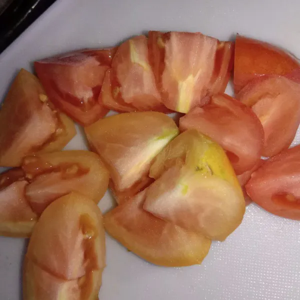 Potong tomat menjadi 16 bagian.