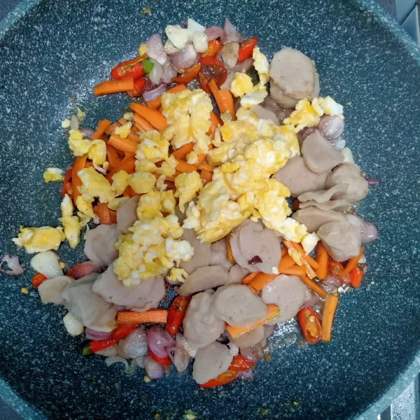 Masukkan wortel, bakso dan orak orek telur.