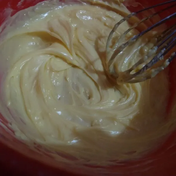 Kocok margarin, butter dan gula halus menggunakan whisk selama 2 menit.
