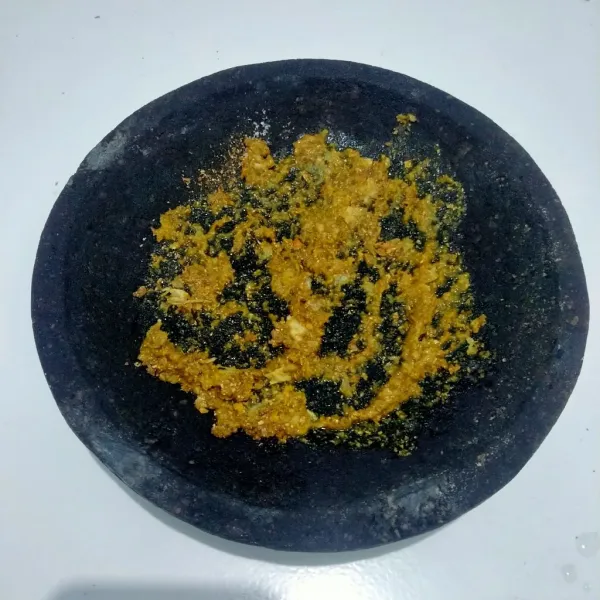 Ulek bawang putih, jahe, kunyit, ketumbar bubuk, garam, dan penyedap rasa.