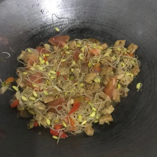 Oseng kecambah dele tempe siap disajikan.