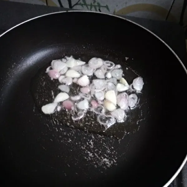 Panaskan minyak, tumis bawang merah dan bawang putih sampai wangi. Masukkan air dan tunggu sampai mendidih.