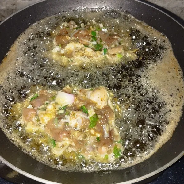 Goreng di minyak panas hingga matang, balik sisi lainnya.