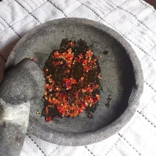 Haluskan cabai.