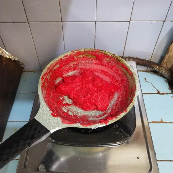 Panaskan adonan, sambil diaduk masak hingga menggumpal. Sisihkan