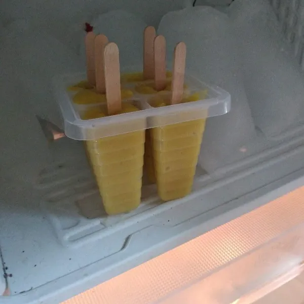 Masukkan es mangga ke dalam freezer. Tunggu sampai es membeku, sajikan.