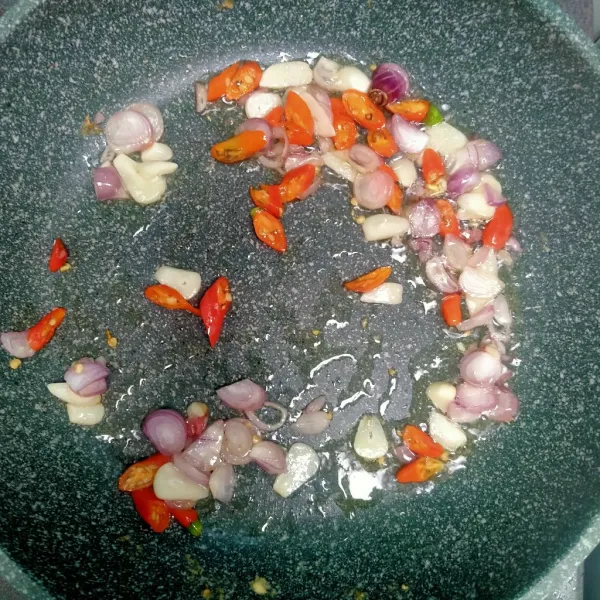 Panaskan minyak, beri minyak wijen tumis bawang merah, bawang putih, dan cabe rawit. Beri garam, gula pasir dan merica bubuk.