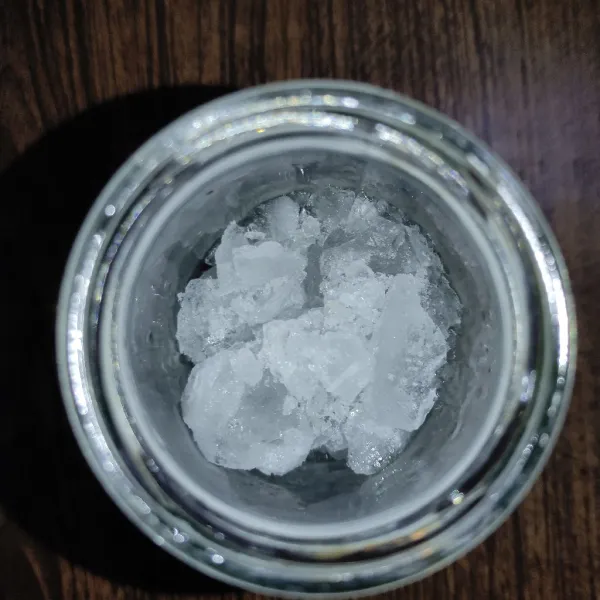 Masukkan ice cube ke dalam gelas.