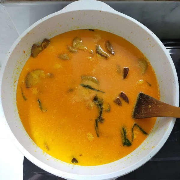 Kemudian masukkan santan, beri garam dan kaldu bubuk, masak hingga harum dan terus di aduk agar santan tidak pecah, masak hingga matang kemudian tes rasa lalu matikan api.