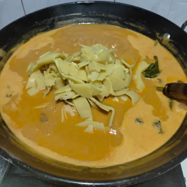 Tambahkan rebung aduk rata.