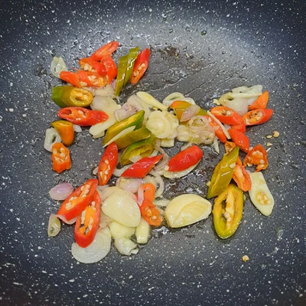 Masukkan irisan cabe merah, cabe hijau dan cabe rawit.